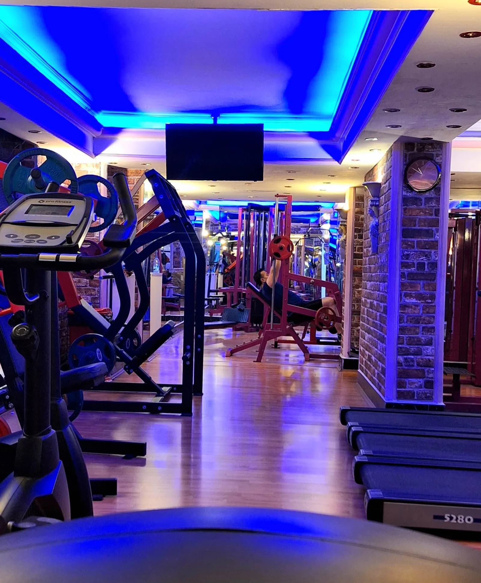 World Body Gym Kızılay salon genel görünümü ve antrenman alanı