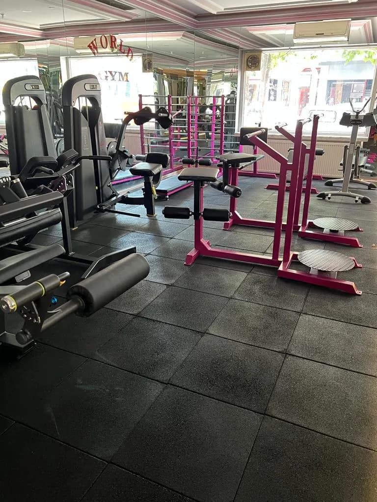 World Body Gym Kızılay spor salonu ekipmanları yakın çekim